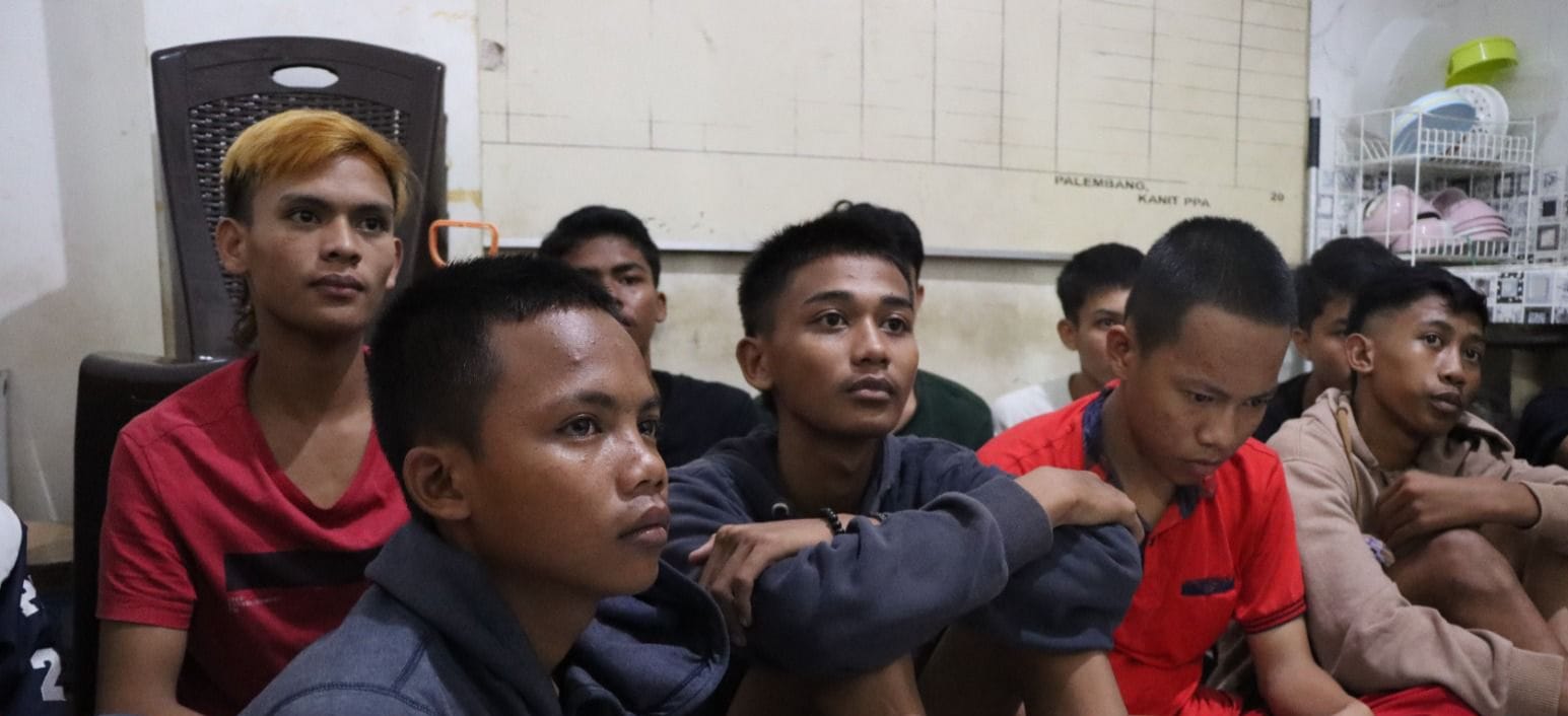 Sejumlah pemuda diamankan, diduga akan melakukan tawuran, Sabtu (16/3/2024) malam. Foto: Sumselheadline/Ela.