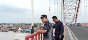 Camat Seberang Ulu I Palembang, Muhtiar Hijrun saat meninjau informasi kabel CCTV jembatan dicuri, Senin (4/3/2024). Foto: Sumselheadline/Ela.