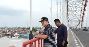 Camat Seberang Ulu I Palembang, Muhtiar Hijrun saat meninjau informasi kabel CCTV jembatan dicuri, Senin (4/3/2024). Foto: Sumselheadline/Ela.