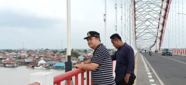 Camat Seberang Ulu I Palembang, Muhtiar Hijrun saat meninjau informasi kabel CCTV jembatan dicuri, Senin (4/3/2024). Foto: Sumselheadline/Ela.