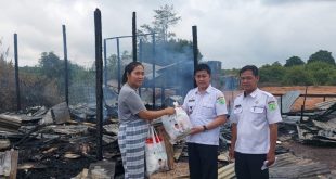 Pj Bupati Muba H Apriyadi Mahmud melalui Camat Babat Toman Heru Kharisma,SIP, MSi dan pihak Dinsos menyerahkan bantuan kepada Yuliani, korban kebakaran di Mangun Jaya, Babat Toman, Rabu (27/3/2024). Foto: Kominfo Muba.