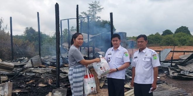 Pj Bupati Muba H Apriyadi Mahmud melalui Camat Babat Toman Heru Kharisma,SIP, MSi dan pihak Dinsos menyerahkan bantuan kepada Yuliani, korban kebakaran di Mangun Jaya, Babat Toman, Rabu (27/3/2024). Foto: Kominfo Muba.