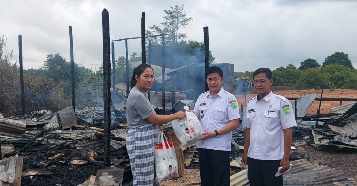 Pj Bupati Muba H Apriyadi Mahmud melalui Camat Babat Toman Heru Kharisma,SIP, MSi dan pihak Dinsos menyerahkan bantuan kepada Yuliani, korban kebakaran di Mangun Jaya, Babat Toman, Rabu (27/3/2024). Foto: Kominfo Muba.