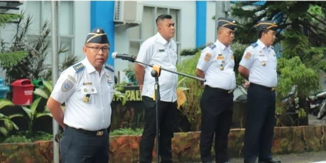 Sekretaris Dishub Kota Palembang, Agus Supriyanto saat memimpin apel pagi. Foto: Dok Dishub Palembang.