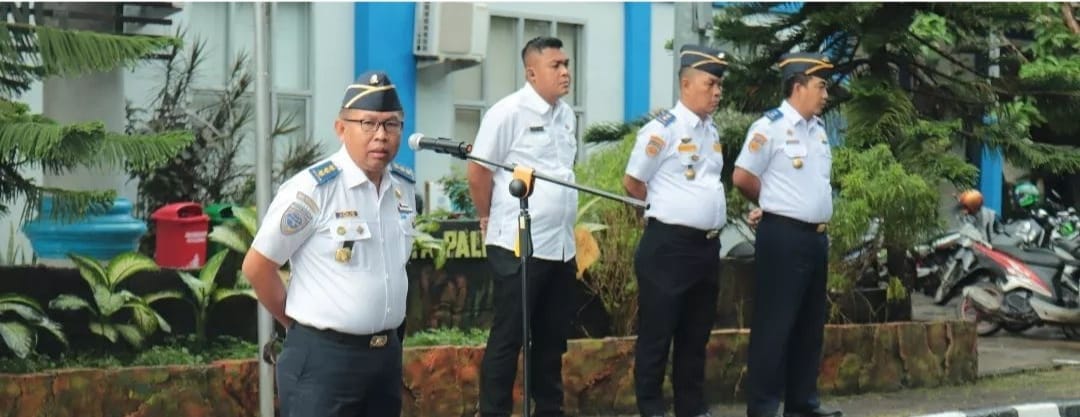 Sekretaris Dishub Kota Palembang, Agus Supriyanto saat memimpin apel pagi. Foto: Dok Dishub Palembang.