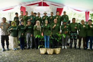 Pelaksana Harian (Plh) Sekretaris Daerah (Sekda) Provinsi Sumatera Selatan Edward Candra bersama Inspektur Jenderal Kementerian Lingkungan Hidup dan Kehutanan (KLHK) RI, Laksmi Wijayanti, serta Ketua DPRD Sumsel RA Anita Noeringhati menanam 400 bibit pohon dalam rangka memperingati Hari Bakti Rimbawan. Kegiatan ini dilaksanakan di Punti Kayu Palembang, Sumatera Selatan, Kamis (7/2/2024). Foto: Humas Pemprov Sumsel.