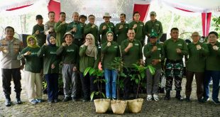 Pelaksana Harian (Plh) Sekretaris Daerah (Sekda) Provinsi Sumatera Selatan Edward Candra bersama Inspektur Jenderal Kementerian Lingkungan Hidup dan Kehutanan (KLHK) RI, Laksmi Wijayanti, serta Ketua DPRD Sumsel RA Anita Noeringhati menanam 400 bibit pohon dalam rangka memperingati Hari Bakti Rimbawan. Kegiatan ini dilaksanakan di Punti Kayu Palembang, Sumatera Selatan, Kamis (7/2/2024). Foto: Humas Pemprov Sumsel.