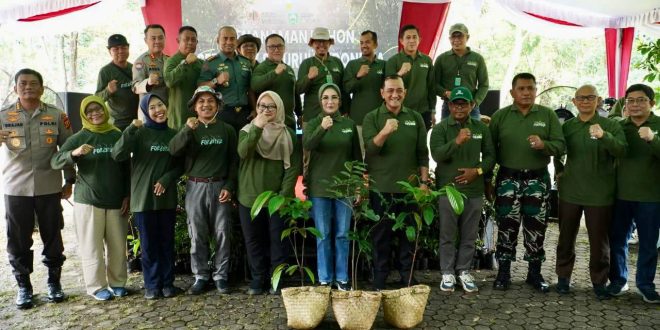 Pelaksana Harian (Plh) Sekretaris Daerah (Sekda) Provinsi Sumatera Selatan Edward Candra bersama Inspektur Jenderal Kementerian Lingkungan Hidup dan Kehutanan (KLHK) RI, Laksmi Wijayanti, serta Ketua DPRD Sumsel RA Anita Noeringhati menanam 400 bibit pohon dalam rangka memperingati Hari Bakti Rimbawan. Kegiatan ini dilaksanakan di Punti Kayu Palembang, Sumatera Selatan, Kamis (7/2/2024). Foto: Humas Pemprov Sumsel.