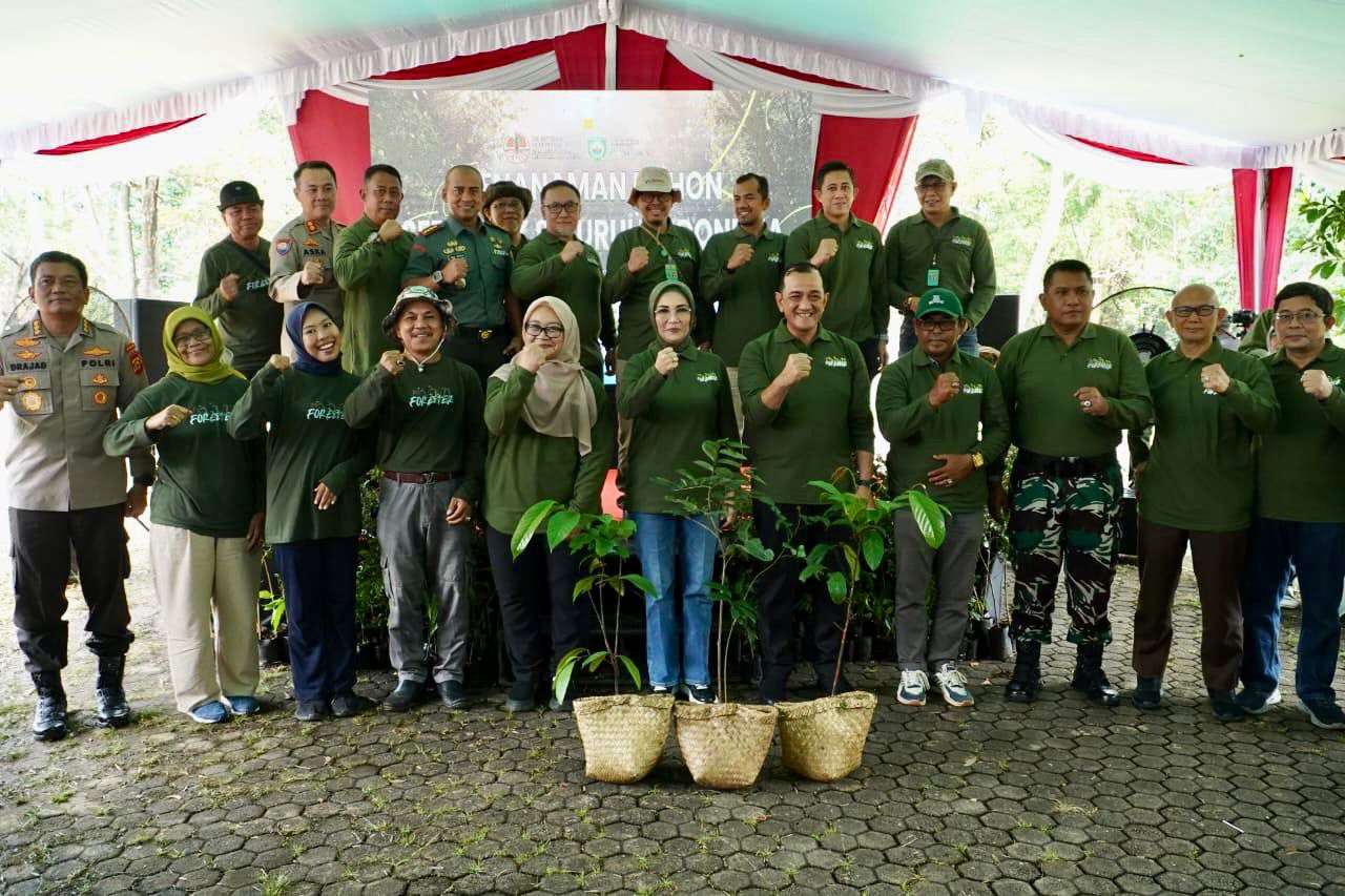 Pelaksana Harian (Plh) Sekretaris Daerah (Sekda) Provinsi Sumatera Selatan Edward Candra bersama Inspektur Jenderal Kementerian Lingkungan Hidup dan Kehutanan (KLHK) RI, Laksmi Wijayanti, serta Ketua DPRD Sumsel RA Anita Noeringhati menanam 400 bibit pohon dalam rangka memperingati Hari Bakti Rimbawan. Kegiatan ini dilaksanakan di Punti Kayu Palembang, Sumatera Selatan, Kamis (7/2/2024). Foto: Humas Pemprov Sumsel.