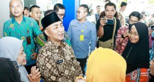 Pj Bupati Muba, Apriyadi bercengkrama dengan ibu-ibu penerima Bantu Umak di BRI Sekayu, Kamis (14/3/2024). Foto: Kominfo Muba.