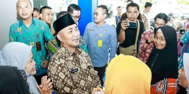 Pj Bupati Muba, Apriyadi bercengkrama dengan ibu-ibu penerima Bantu Umak di BRI Sekayu, Kamis (14/3/2024). Foto: Kominfo Muba.