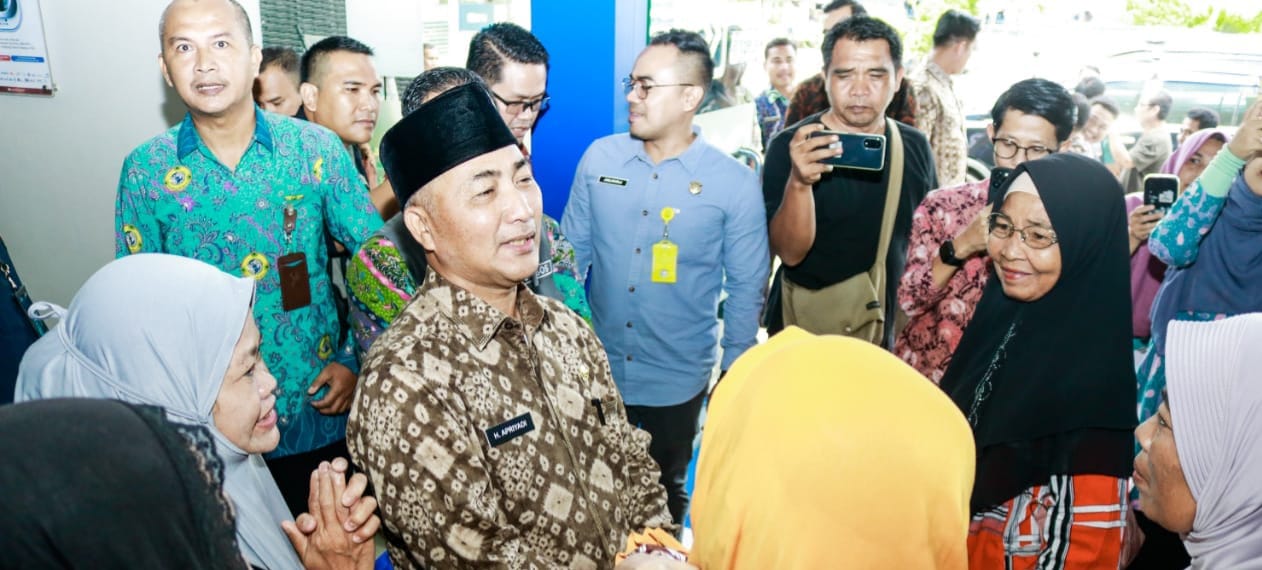 Pj Bupati Muba, Apriyadi bercengkrama dengan ibu-ibu penerima Bantu Umak di BRI Sekayu, Kamis (14/3/2024). Foto: Kominfo Muba.