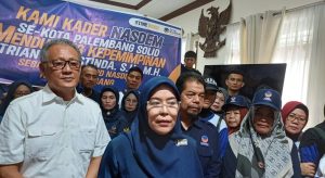 Fitrianti Agustinda, Ketua NasDem Palembang memberikan keterangan kepada wartawan, Kamis (28/3/2024). Foto: Sumselheadline/Pitria.