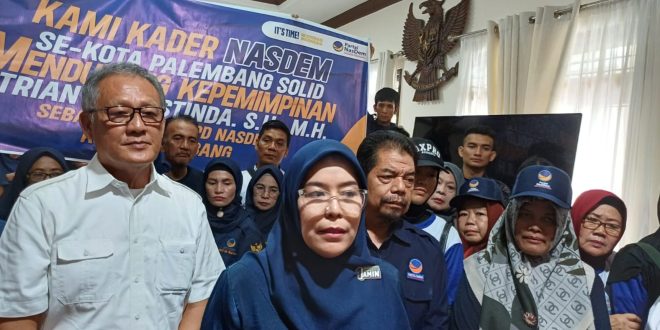 Fitrianti Agustinda, Ketua NasDem Palembang memberikan keterangan kepada wartawan, Kamis (28/3/2024). Foto: Sumselheadline/Pitria.