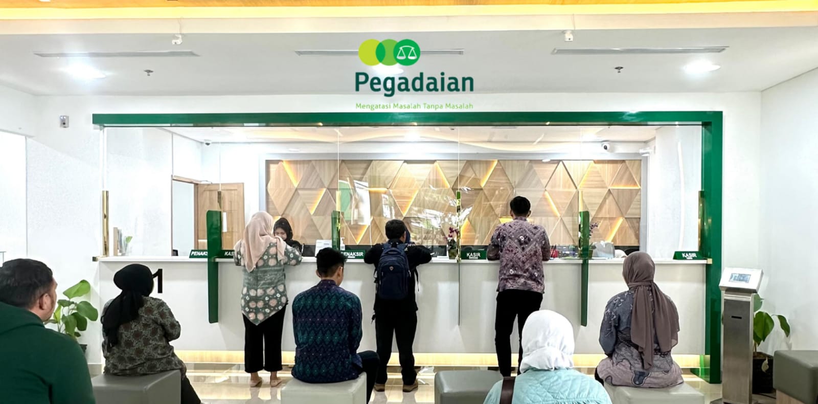 Suasana pelayanan di Pedgadaian Palembang, Selasa (19/3/2024). Foto: Sumselheadline/Fer.