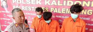 Tiga tersangka, M Alfa Reza (19), M Pandri (27) dan Julio Kurnia Saputra (27) ditangkap aparat Polsek Kalidoni, Palembang, Rabu (20/3/2024).Foto: Sumselheadline/Ela.