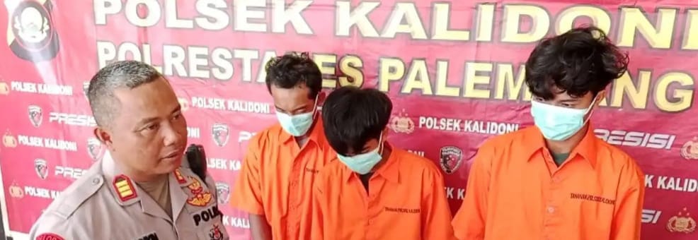 Tiga tersangka, M Alfa Reza (19), M Pandri (27) dan Julio Kurnia Saputra (27) ditangkap aparat Polsek Kalidoni, Palembang, Rabu (20/3/2024).Foto: Sumselheadline/Ela.