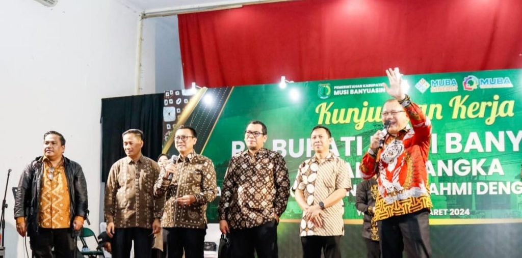 Pj Sekda Muba Musni Wijaya SSos MSi saat melantik jajaran pengurus Ikatan Keluarga Pelajar dan Mahasiswa Musi Banyuasin (IKPM MUBA) Yogyakarta periode 2023-202, Jumat (1/3/2024). Foto: Kominfo Muba.
