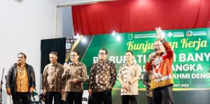 Pj Sekda Muba Musni Wijaya SSos MSi saat melantik jajaran pengurus Ikatan Keluarga Pelajar dan Mahasiswa Musi Banyuasin (IKPM MUBA) Yogyakarta periode 2023-202, Jumat (1/3/2024). Foto: Kominfo Muba.