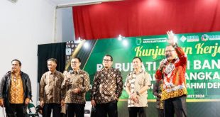 Pj Sekda Muba Musni Wijaya SSos MSi saat melantik jajaran pengurus Ikatan Keluarga Pelajar dan Mahasiswa Musi Banyuasin (IKPM MUBA) Yogyakarta periode 2023-202, Jumat (1/3/2024). Foto: Kominfo Muba.
