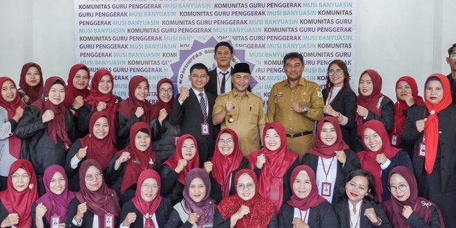 Pj Bupati Muba, Apriyadi saat bersama Komunitas Guru Penggerak (KGP) Kabupaten Muba, menggelar Seminar Pendidikan Upgrading Kompetensi Pembelajaran Bersama Gerakan Sekolah Menyenangkan. Acara berlangsung di Oproom Pemkab Muba, Senin (4/3/2024). Foto: Kominfo Muba.
