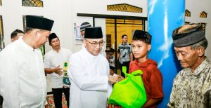 Pj Bupati Muba, Apriyadi memberikan bantuan saat safari Ramadhan ke Desa Tanjung Kaputran, Pelakat Tinggi, Jumat (15/3/2024). Foto: Kominfo Muba.