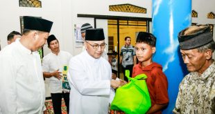 Pj Bupati Muba, Apriyadi memberikan bantuan saat safari Ramadhan ke Desa Tanjung Kaputran, Pelakat Tinggi, Jumat (15/3/2024). Foto: Kominfo Muba.