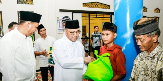 Pj Bupati Muba, Apriyadi memberikan bantuan saat safari Ramadhan ke Desa Tanjung Kaputran, Pelakat Tinggi, Jumat (15/3/2024). Foto: Kominfo Muba.