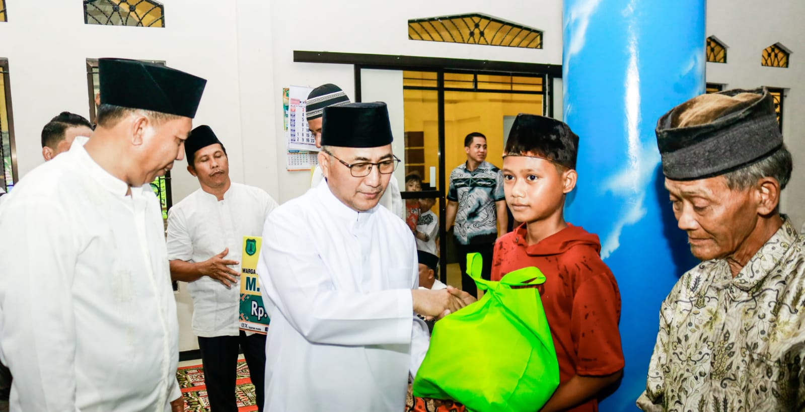 Pj Bupati Muba, Apriyadi memberikan bantuan saat safari Ramadhan ke Desa Tanjung Kaputran, Pelakat Tinggi, Jumat (15/3/2024). Foto: Kominfo Muba.
