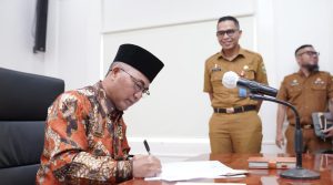 Pj Bupati Muba, Apriyadi menandatangani rencana hibah lahan di Sungai Lilin, untuk pembangunan gedung Samsat, Senin (18/3/2024). Foto: Kominfo MUba.