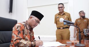 Pj Bupati Muba, Apriyadi menandatangani rencana hibah lahan di Sungai Lilin, untuk pembangunan gedung Samsat, Senin (18/3/2024). Foto: Kominfo MUba.