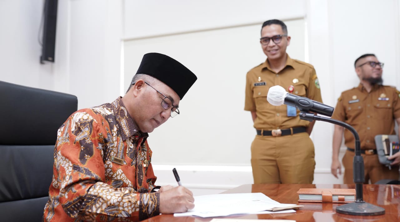 Pj Bupati Muba, Apriyadi menandatangani rencana hibah lahan di Sungai Lilin, untuk pembangunan gedung Samsat, Senin (18/3/2024). Foto: Kominfo MUba.