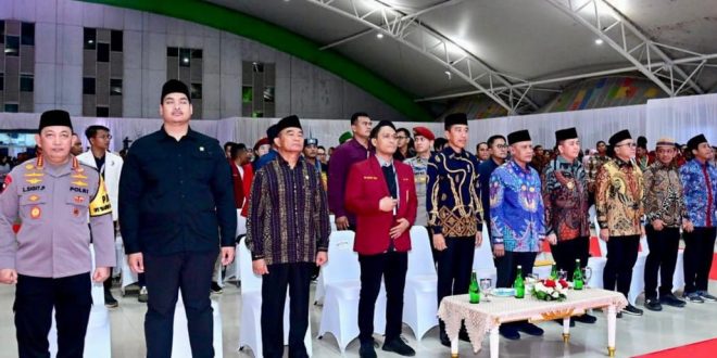 Penjabat Gubernur Sumsel Agus Fatoni mendapingi Presiden Joko Widodo membuka Muktamar Ikatan Mahasiswa Muhammadiyah di Dinning Hall JSC Palembang, Jumat (1/3/2024) malam. Foto: Humas Pemprov Sumsel.