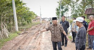 Pj Bupati Mubam Apriyadi meninjau jalan ke Mutiara Sejahtera Sekayu yang rusak, Jumat (15/3/2024). Foto: Kominfo Muba.