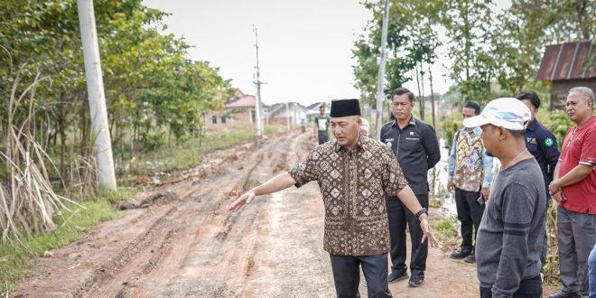Pj Bupati Mubam Apriyadi meninjau jalan ke Mutiara Sejahtera Sekayu yang rusak, Jumat (15/3/2024). Foto: Kominfo Muba.