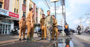 Pj Walikota Palembang, Ratu Dewa saat meninjau Jl Sultan M Mansyur, Bukitlama, Palembang yang rusak, Senin (25/3/2024). Foto: Kominfo Palembang.