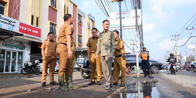 Pj Walikota Palembang, Ratu Dewa saat meninjau Jl Sultan M Mansyur, Bukitlama, Palembang yang rusak, Senin (25/3/2024). Foto: Kominfo Palembang.