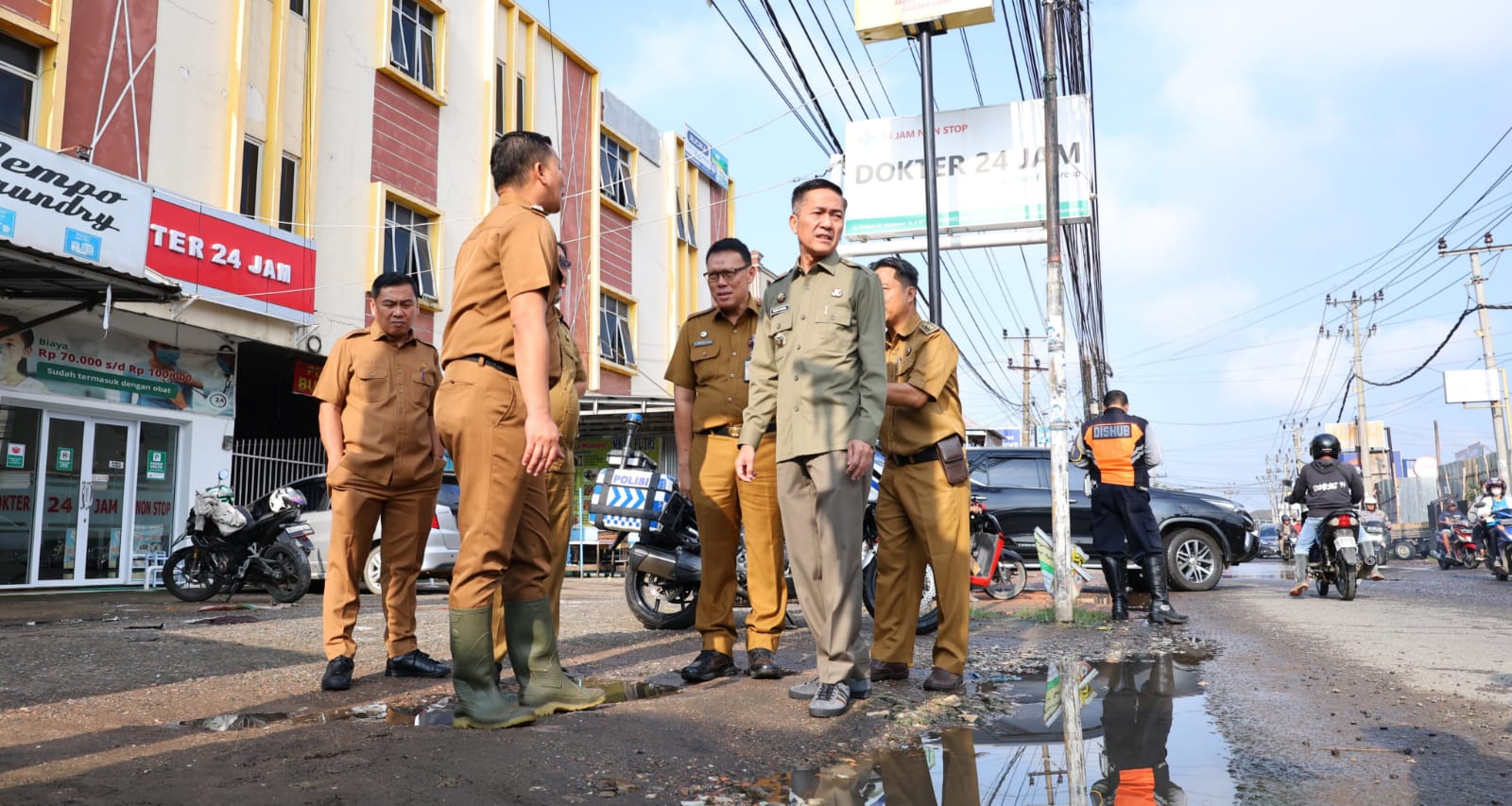 Pj Walikota Palembang, Ratu Dewa saat meninjau Jl Sultan M Mansyur, Bukitlama, Palembang yang rusak, Senin (25/3/2024). Foto: Kominfo Palembang.