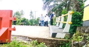 Pj Bupati Muba, Apriyadi meninjau Jjembatan Sumber Urip Desa C2 Sialang Agung Kecamatan Plakat Tinggi, Jumat (15/3/2024). Foto: Kominfo MUba.