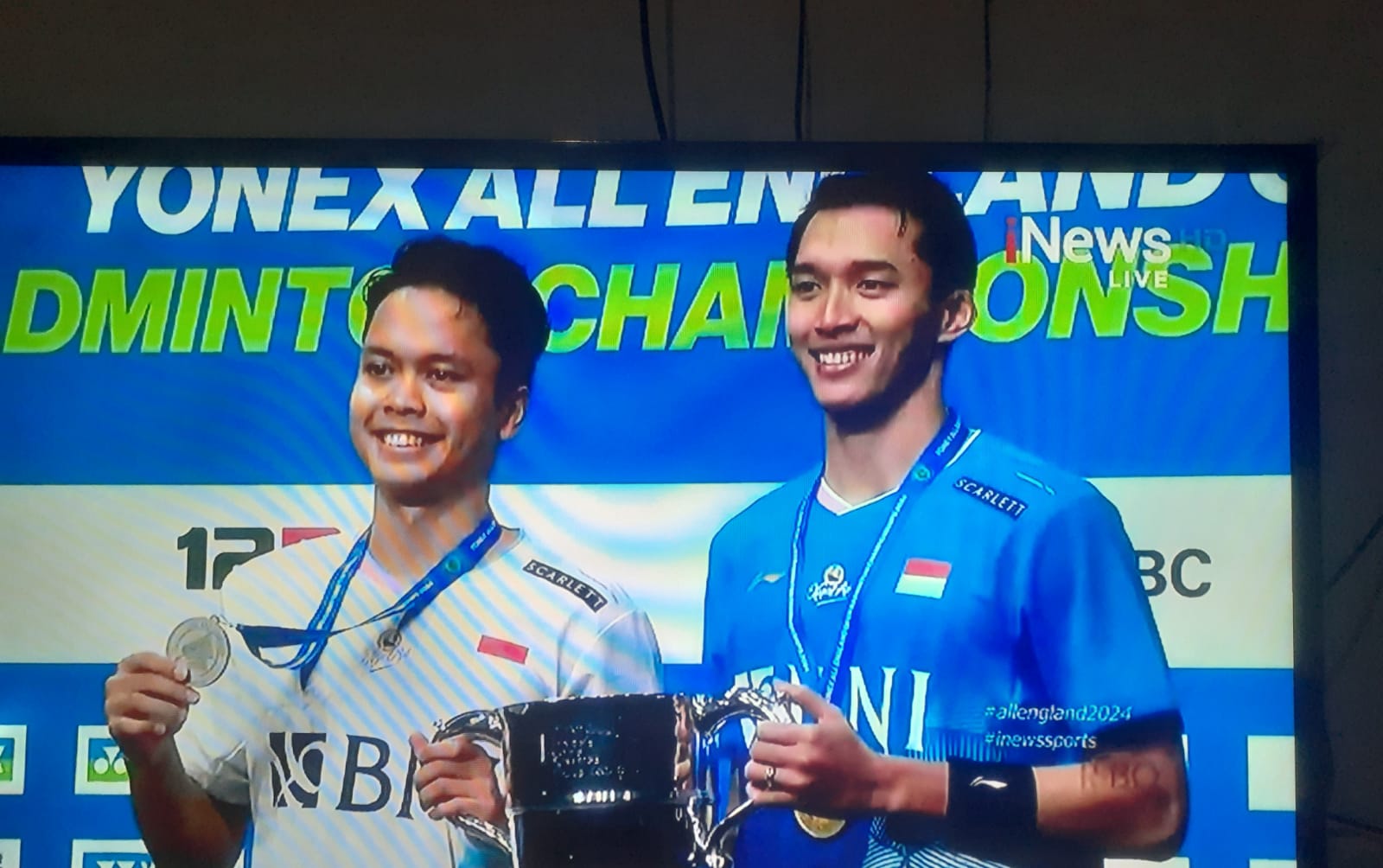 Jhonatan Criestin sukses juara All England 2024, setelah di final mengalahkan rekan sesama pelatnas Anthony Ginting, 21-15, 21-14, Minggu (17/3/2024). Foto: screenshot inews tv.