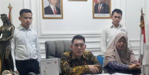Sapriadi Syamsudin, MH, kuasa hukum Kades Karang Dapo, OKU, Martinawaty melaporkan pihak PLN setempat ke Polda Sumsel, Jumat (29/3/2024). Foto: Sumselheadline/Ela.