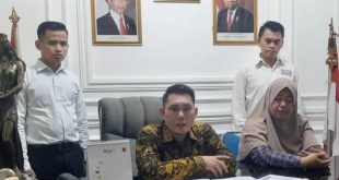 Sapriadi Syamsudin, MH, kuasa hukum Kades Karang Dapo, OKU, Martinawaty melaporkan pihak PLN setempat ke Polda Sumsel, Jumat (29/3/2024). Foto: Sumselheadline/Ela.