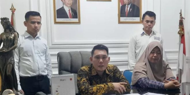 Sapriadi Syamsudin, MH, kuasa hukum Kades Karang Dapo, OKU, Martinawaty melaporkan pihak PLN setempat ke Polda Sumsel, Jumat (29/3/2024). Foto: Sumselheadline/Ela.