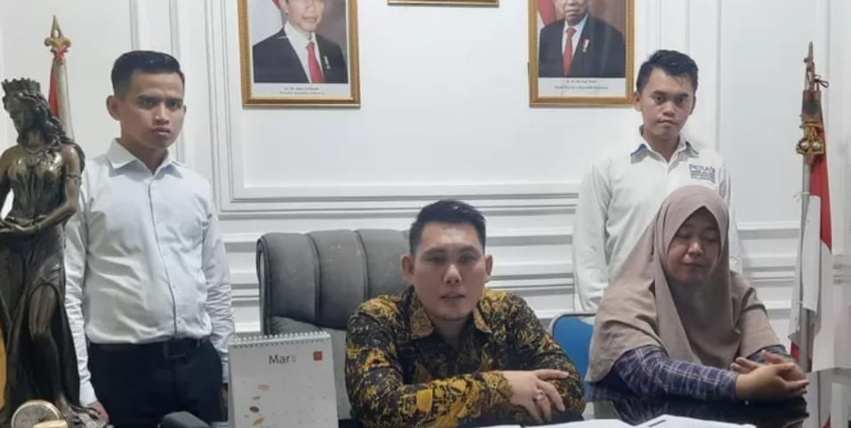 Sapriadi Syamsudin, MH, kuasa hukum Kades Karang Dapo, OKU, Martinawaty melaporkan pihak PLN setempat ke Polda Sumsel, Jumat (29/3/2024). Foto: Sumselheadline/Ela.
