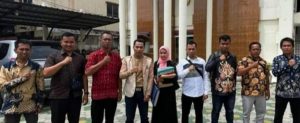 Kades Betung, PALI dan tim kuasa hukumnya usai sidang di PTUN Palembang. Foto: Sumselheadline/Ela.