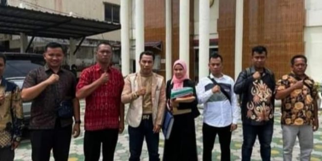 Kades Betung, PALI dan tim kuasa hukumnya usai sidang di PTUN Palembang. Foto: Sumselheadline/Ela.