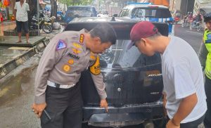 Tim polisi lalu lintas Polda Sumsel menindak pengendara yang tak penuhi aturan berkendaraan, Kamis (28/3/2024). Foto: Sumselheadline/Ela.