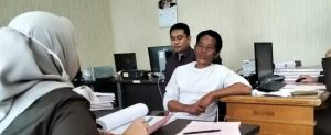 Kasus penggelapan kepiting dengan tersangka Suadi (43), warga Desa Pagar Bulan, Kabupaten Banyuasin, dilimpahkan ke penuntut umum, Rabu (13/3/2024). Foto: Sumselheadline/Ela.