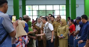 Pj Walikota Palembang, Ratu Dewa hadir pada kegiatan jemput bola pelayanan KIS dan administrasi kependudukan di Auditorium Universitas Muhammadiyah Palembang (UMP), Selasa (26/3/2024). Foto: Sumselheadline/Pitria.