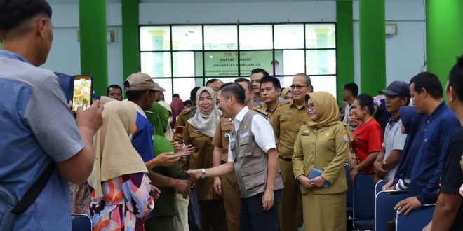 Pj Walikota Palembang, Ratu Dewa hadir pada kegiatan jemput bola pelayanan KIS dan administrasi kependudukan di Auditorium Universitas Muhammadiyah Palembang (UMP), Selasa (26/3/2024). Foto: Sumselheadline/Pitria.